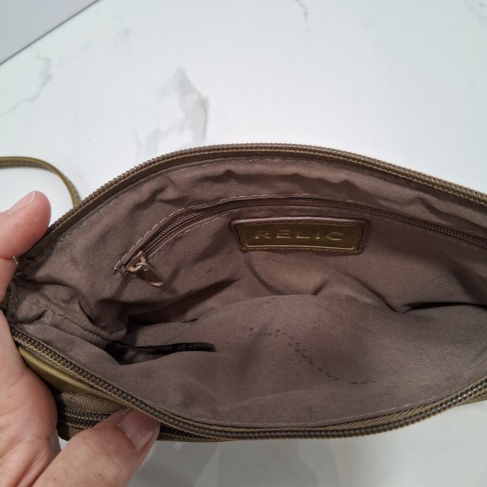 Relic Leather Cross Body 4 Pockets, Card Holder Slot Army Green Vacation Women - Picture 6 of 9